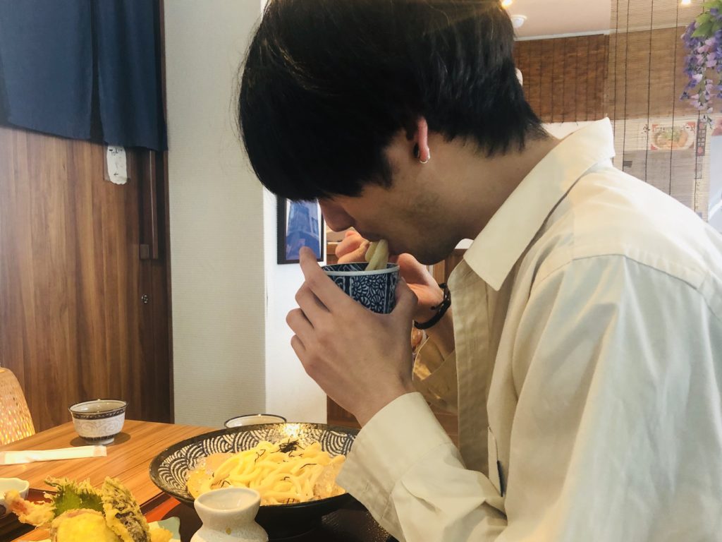 うどんを啜る中西氏